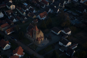 Vue aérienne de Église catholique au centre du village à Insheim dans le département Rhénanie-Palatinat, Allemagne