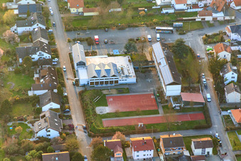 Vue aérienne de École primaire « Am Mandelbaum » et centre communautaire du village à Rohrbach dans le département Rhénanie-Palatinat, Allemagne