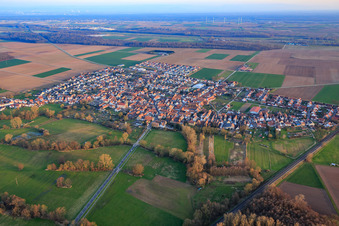 Vue aérienne de Vue de la ville depuis le nord à Steinweiler dans le département Rhénanie-Palatinat, Allemagne