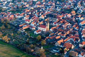 Vue aérienne de Église catholique au centre du village à Steinweiler dans le département Rhénanie-Palatinat, Allemagne