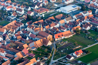 Vue aérienne de Église protestante au centre du village à Steinweiler dans le département Rhénanie-Palatinat, Allemagne
