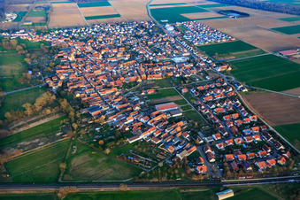 Vue aérienne de Vue de la ville depuis l'ouest à Steinweiler dans le département Rhénanie-Palatinat, Allemagne
