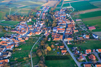 Vue aérienne de Kirchgasse vue de l'ouest à Dierbach dans le département Rhénanie-Palatinat, Allemagne