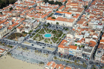 Vue aérienne de Parc sur la Piazza Giuseppe Mazzini sur la promenade de la plage dans le centre-ville à Viareggio dans le département Lucca, Italie