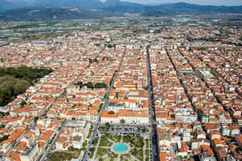 Vue aérienne de Parc sur la Piazza Giuseppe Mazzini sur la promenade de la plage dans le centre-ville à Viareggio dans le département Lucca, Italie