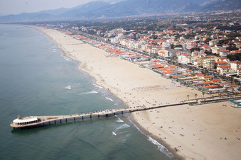 Vue aérienne de Lido di Camaiore dans le département Toscane, Italie