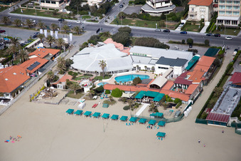 Vue aérienne de Paysage côtier sur la plage de sable de la mer Ligure à Forte dei Marmi dans le département Lucca, Italie