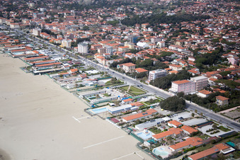 Vue aérienne de Paysage côtier sur la plage de sable de la mer Ligure à Forte dei Marmi dans le département Lucca, Italie