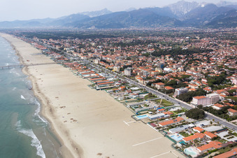 Photographie aérienne de Paysage côtier sur la plage de sable de la mer Ligure à Forte dei Marmi dans le département Lucca, Italie