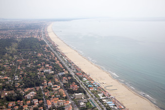 Vue aérienne de Forte dei Marmi dans le département Lucca, Italie