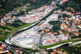Vue aérienne de Centre de négoce et de logistique du marbre Bacci Marmi Srl à Pietrasanta dans le département Lucca, Italie