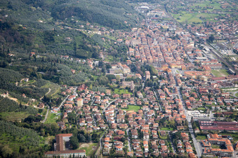 Vue aérienne de Pietrasanta dans le département Lucca, Italie