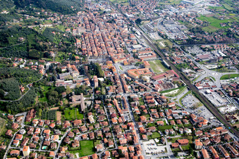 Vue aérienne de Vue de la ville depuis le centre-ville à Pietrasanta dans le département Lucca, Italie
