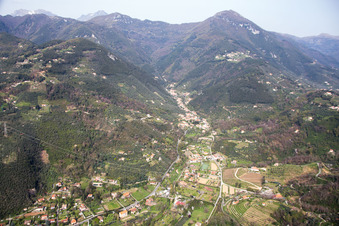 Vue aérienne de Valdicastelle à Valdicastello dans le département Toscane, Italie