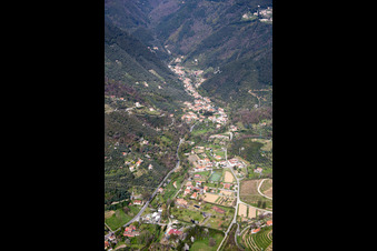 Vue aérienne de Valdicastello dans le département Toscane, Italie
