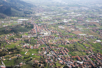 Vue aérienne de Capezzano Pianore dans le département Toscane, Italie