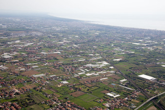 Vue aérienne de Capezzano Pianore dans le département Toscane, Italie