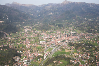 Vue aérienne de Camaiore dans le département Toscane, Italie