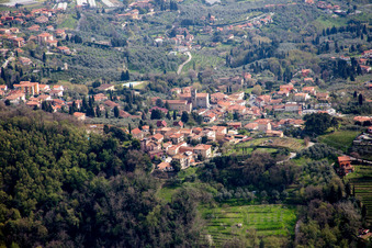 Vue oblique de Pedona dans le département Toscane, Italie