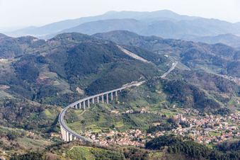 Vue aérienne de Itinéraire et voies le long du pont de l'autoroute A11 à Massarosa dans le département Lucca, Italie