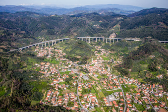 Vue aérienne de Zones résidentielles de banlieue et de périphérie à Massarosa dans le département Lucca, Italie