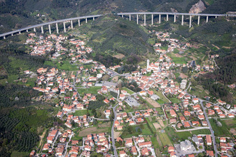 Massarosa dans le département Lucca, Italie vue du ciel