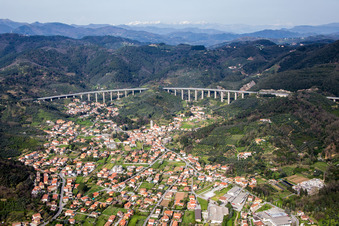 Vue aérienne de Zones résidentielles de banlieue et de périphérie à Massarosa dans le département Lucca, Italie