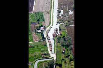 Massarosa dans le département Lucca, Italie du point de vue du drone
