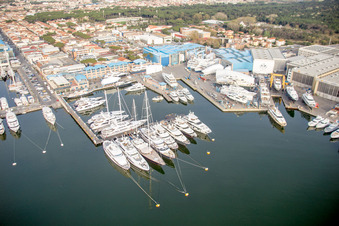 Vue aérienne de Chantier naval sur les rives de la mer Ligure à Viareggio dans le département Lucca, Italie