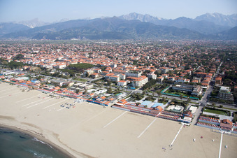 Vue aérienne de Vue de la ville sur la côte de la mer Ligure à Forte dei Marmi dans le département Lucca, Italie