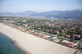 Vue oblique de Forte dei Marmi dans le département Lucca, Italie