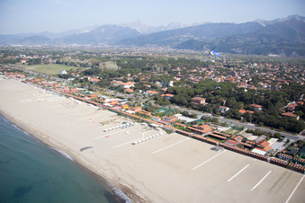 Forte dei Marmi dans le département Lucca, Italie vue d'en haut