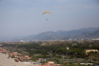 Vue aérienne de Marina dei Ronchi dans le département Toscane, Italie