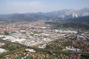 Vue aérienne de Avenza dans le département Toscane, Italie