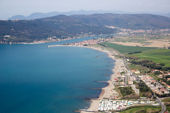Vue aérienne de Marina di Carrara dans le département Massa-Carrara, Italie