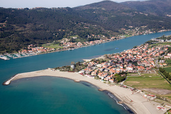 Vue d'oiseau de Marinella di Sarzana dans le département Ligurie, Italie