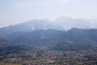 Vue aérienne de Carrara dans le département Massa-Carrara, Italie