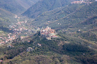 Vue aérienne de Nicola dans le département Ligurie, Italie
