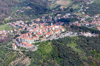 Vue aérienne de Vue sur le village à le quartier Nicola in Ortonovo dans le département La Spezia, Italie