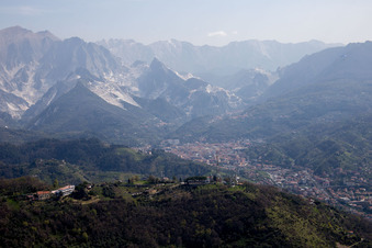 Vue aérienne de Carrara dans le département Massa-Carrara, Italie