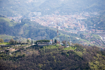 Photographie aérienne de Carrara dans le département Massa-Carrara, Italie