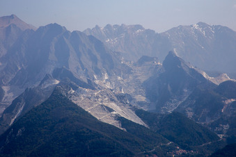 Vue oblique de Carrara dans le département Massa-Carrara, Italie