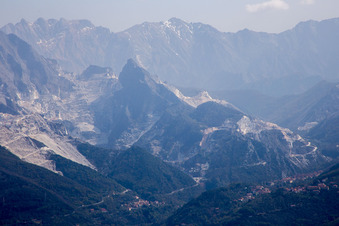Carrara dans le département Massa-Carrara, Italie d'en haut