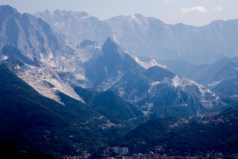 Carrara dans le département Massa-Carrara, Italie hors des airs