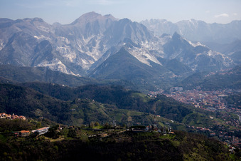 Carrara dans le département Massa-Carrara, Italie vue d'en haut