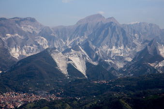 Vue aérienne de Carrara dans le département Massa-Carrara, Italie