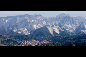 Vue aérienne de Panorama des carrières d'extraction et d'exploitation du marbre à Carrara dans le département Massa-Carrara, Italie