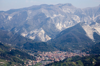 Vue aérienne de Carrière pour l'extraction et l'exploitation du marbre à Carrara dans le département Massa-Carrara, Italie