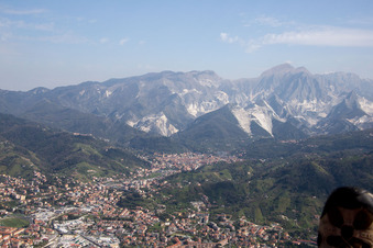 Photographie aérienne de Carrara dans le département Massa-Carrara, Italie