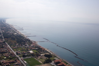 Avenza dans le département Toscane, Italie hors des airs